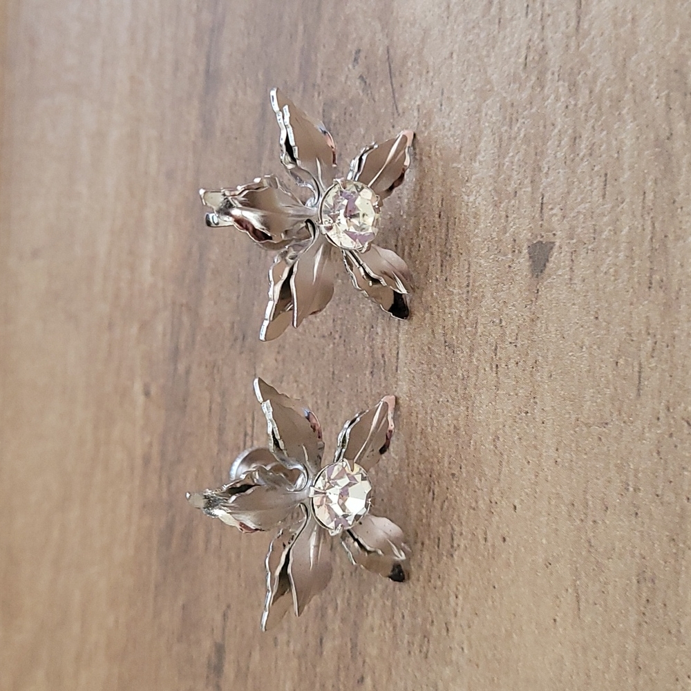 Silver vtg signed B.N. flower screw back earrings.